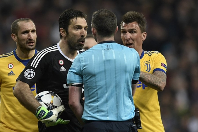 juventus 039 italian goalkeeper gianluigi buffon 2l argues with the referee during the uefa champions league quarter final second leg football match between real madrid cf and juventus fc at the santiago bernabeu stadium in madrid on april 11 2018 photo afp juventus 039 italian goalkeeper gianluigi buffon 2l argues with the referee during the uefa champions league quarter final second leg football match between real madrid cf and juventus fc at the santiago bernabeu stadium in madrid on april 11 2018 photo afp