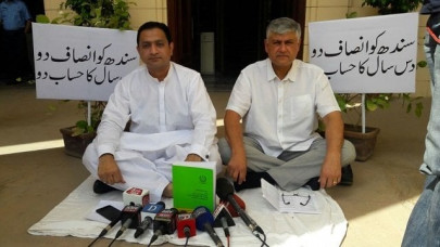 pti lawmakers stage protest outside sindh assembly pti lawmakers stage protest outside sindh assembly