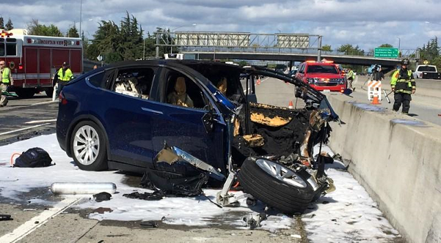 rescue workers attend the scene where a tesla electric suv crashed into a barrier on us highway 101 in mountain view california march 25 2018 picture taken march 25 2018 photo reuters