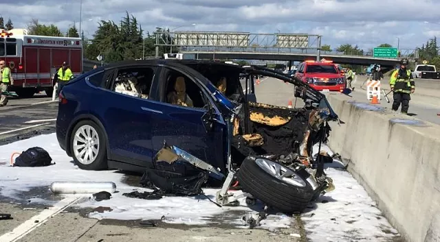 rescue workers attend the scene where a tesla electric suv crashed into a barrier on us highway 101 in mountain view california march 25 2018 picture taken march 25 2018 photo reuters rescue workers attend the scene where a tesla electric suv crashed into a barrier on us highway 101 in mountain view california march 25 2018 picture taken march 25 2018 photo reuters