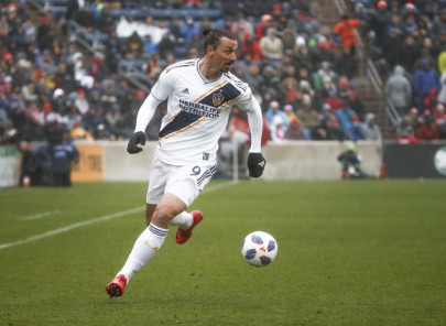 ibrahimovic winner helps galaxy douse fire