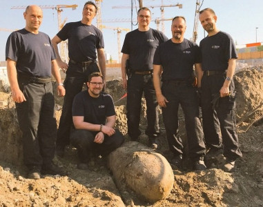 ww2 bomb defused after massive evacuation in central berlin