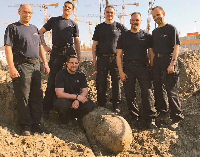 a bomb defusing team pose next to a 500 kilogram world war ii bomb near the main train station in berlin germany april 20 2018 photo reuters