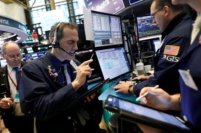 traders work on the floor of the new york stock exchange in the manhattan borough of new york city new york us april 20 2018 photo reuters traders work on the floor of the new york stock exchange in the manhattan borough of new york city new york us april 20 2018 photo reuters