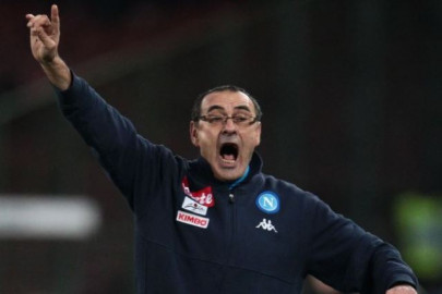 napoli coach sarri gives finger to spitting juve fans