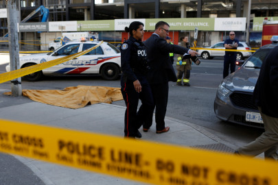 ten killed 15 hurt by van plowing over toronto sidewalk police
