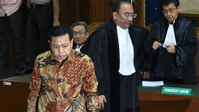 indonesia 039 s former speaker setya novanto l walks after talking to his lawyers following his trial in jakarta on april 24 2018 photo afp