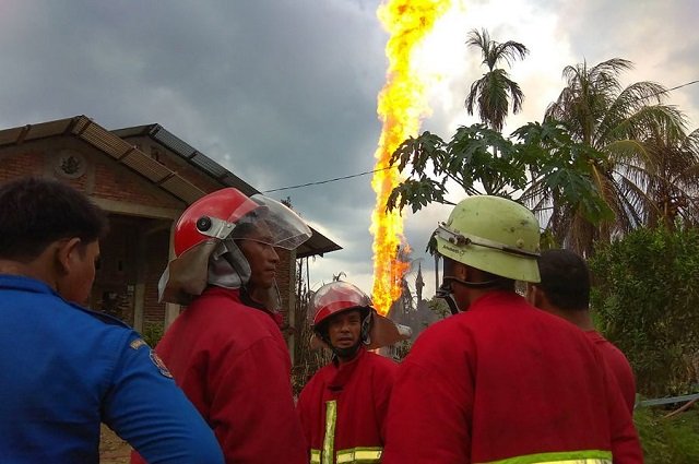 firefighters work near the site of a fire at an oil well in peureulak indonesia 039 s aceh province on april 25 2018 photo afp