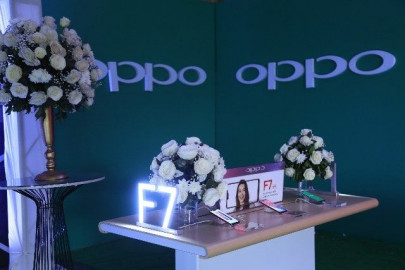 oppo unleashes f7 the new selfie expert in pakistan