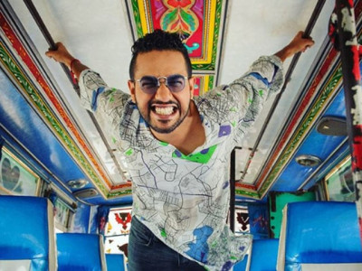 ali gul pir adds his flavour to viral pakistani photos and the result is seriously funny