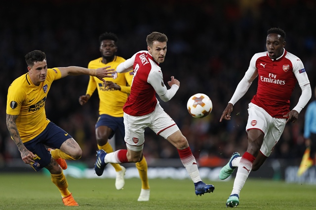 atletico madrid 039 s uruguayan defender jose gimenez l vies with arsenal 039 s welsh midfielder aaron ramsey c and arsenal 039 s english striker danny welbeck r during the uefa europa league first leg semi final football match between arsenal and atletico madrid at the emirates stadium in london on april 26 2018 photo afp