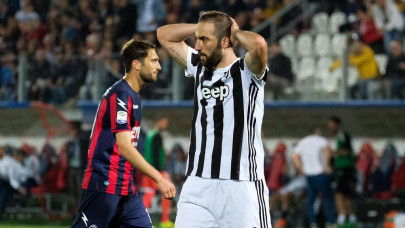 tensed juventus take on inter milan in serie a