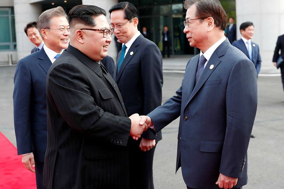 north korean leader kim jong un shakes hands with suh hoon south korea 039 s chief of the national intelligence service nis at the truce village of panmunjom inside the demilitarized zone separating the 2 koreas photo reuters