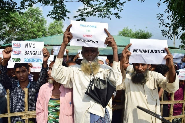 rohingya refugees hold placards to members of united nations security council team during their visit to kutupalong refugee camp in bangladesh 039 s ukhia 039 s district on 29 april 2018 photo afp rohingya refugees hold placards to members of united nations security council team during their visit to kutupalong refugee camp in bangladesh 039 s ukhia 039 s district on 29 april 2018 photo afp
