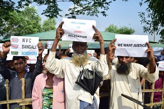rohingya refugees hold placards to members of united nations security council team during their visit to kutupalong refugee camp in bangladesh 039 s ukhia 039 s district on 29 april 2018 photo afp rohingya refugees hold placards to members of united nations security council team during their visit to kutupalong refugee camp in bangladesh 039 s ukhia 039 s district on 29 april 2018 photo afp