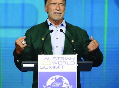 arnold schwarzenegger goes blue for harris