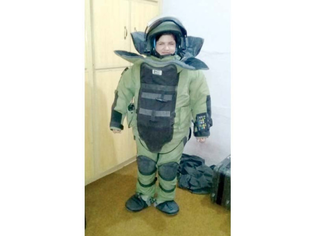 constable atia batool in bomb disposal suit photo express constable atia batool in bomb disposal suit photo express