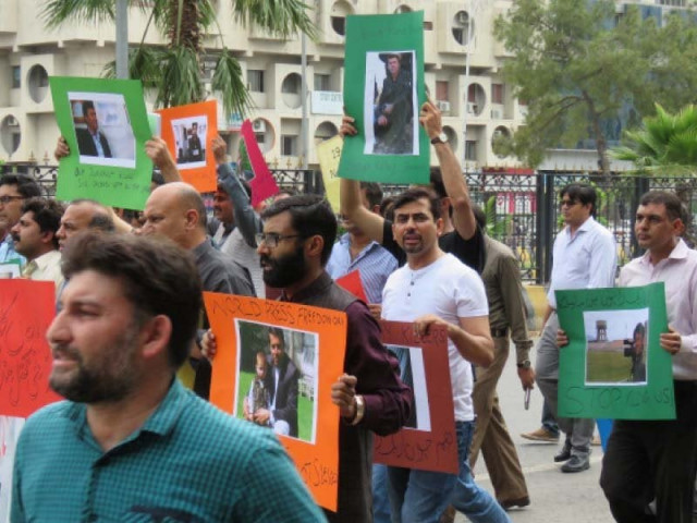 journalists hold protest near d chowk photo express journalists hold protest near d chowk photo express