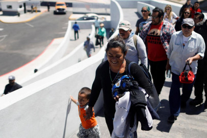 dozens more caravan asylum seekers let in to us from mexico dozens more caravan asylum seekers let in to us from mexico