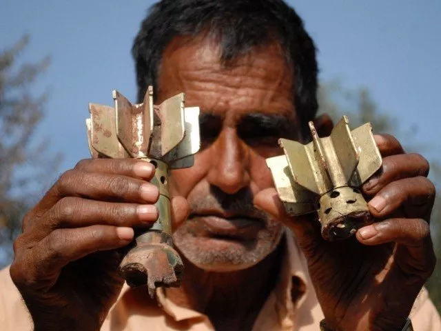 a man displaysmortar shrapnel allegedly fired across the line of control loc between pakistan and india in the kotli sector of azad kashmir on october 8 2014 photo afp a man displaysmortar shrapnel allegedly fired across the line of control loc between pakistan and india in the kotli sector of azad kashmir on october 8 2014 photo afp