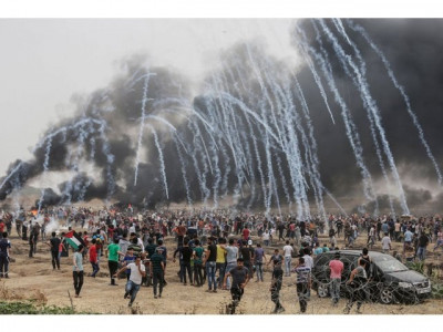 israeli troops fire shots tear gas at gaza protesters 350 palestinians hurt israeli troops fire shots tear gas at gaza protesters 350 palestinians hurt