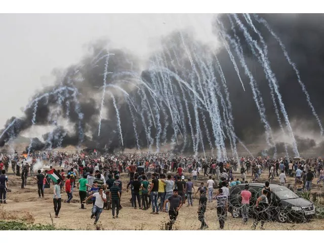 palestinian protesters flee from incoming teargas canisters during clashes with israeli forces along the border with the gaza strip east of gaza city on may 4 2018 on the sixth straight friday of mass demonstrations calling for the right to return to their historic homelands photo afp palestinian protesters flee from incoming teargas canisters during clashes with israeli forces along the border with the gaza strip east of gaza city on may 4 2018 on the sixth straight friday of mass demonstrations calling for the right to return to their historic homelands photo afp