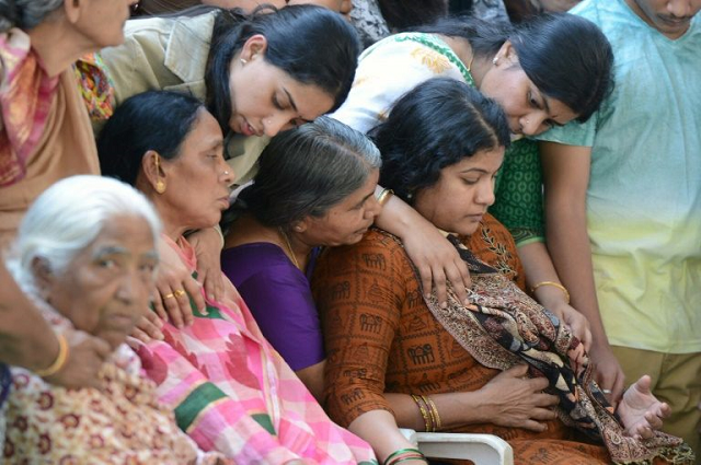 indian engineer srinivas kuchibhotla 039 s widow sunayana dumala and family pictured at his funeral in february 2017 photo afp