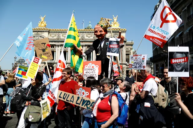 protestors bearing 039 stop macron 039 banners and chanting one year is enough were cheered on by drummers and marching bands photo reuters protestors bearing 039 stop macron 039 banners and chanting one year is enough were cheered on by drummers and marching bands photo reuters