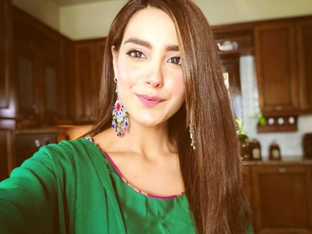 photo instagram iqra aziz