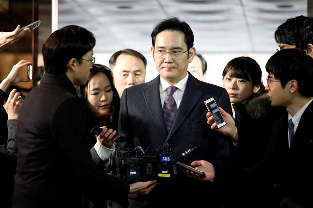 samsung group chief jay y lee is surrounded by media as he arrives at the seoul central district court in seoul south korea january 18 2017 photo reuters samsung group chief jay y lee is surrounded by media as he arrives at the seoul central district court in seoul south korea january 18 2017 photo reuters