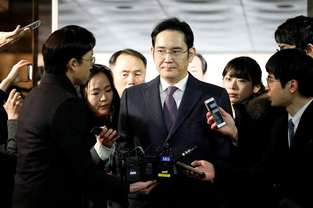 samsung group chief jay y lee is surrounded by media as he arrives at the seoul central district court in seoul south korea january 18 2017 photo reuters