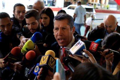 rival venezuela opposition candidates vow to stay in race splitting vote