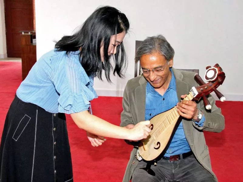 a musician explains about an instrument photo online a musician explains about an instrument photo online