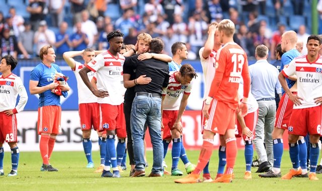 hamburg 039 s german head coach christian titz stands with the players on the pitch after the german first division bundesliga football match hamburger sv vs borussia moenchengladbach in hamburg northern germany on may 12 2018 photo afp