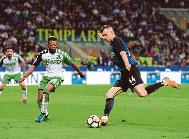 inter milan 039 s croatian forward ivan perisic vies with sassuolo 039 s italian defender claud adjapong during the italian serie a football match inter milan vs sassuolo at the san siro stadium in milan on may 12 2018 photo afp inter milan 039 s croatian forward ivan perisic vies with sassuolo 039 s italian defender claud adjapong during the italian serie a football match inter milan vs sassuolo at the san siro stadium in milan on may 12 2018 photo afp