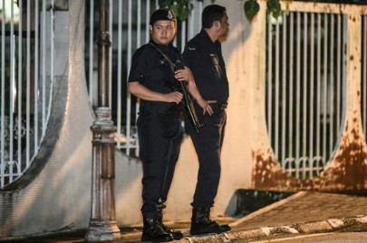 police swoop on disgraced malaysian ex premier s home police swoop on disgraced malaysian ex premier s home