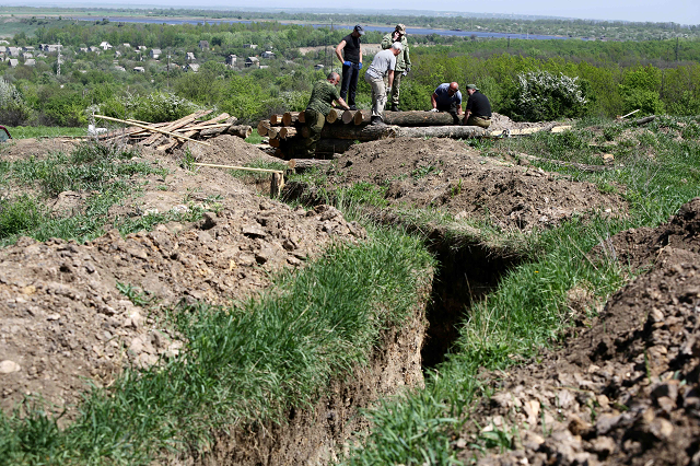 activists dig trenches and make other fortifications on the front line near small industrial town of yasynuvata not far from donetsk on may 5 2018 some ten people dig the dry land in the pro russian separatist east of ukraine to build a new fortified line against 039 ukrainian tanks 039 in an atmosphere of quot patriotism quot dating back to world war ii photo afp