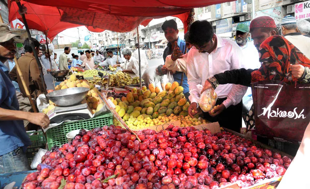 people buying fruits in saddar karachi photo express rashid ajmeri people buying fruits in saddar karachi photo express rashid ajmeri