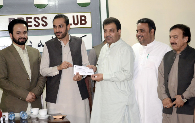 chief minister bizenjo hands over a cheque of rs10 million to quetta press club president razaur rehman for development of journalism photo express chief minister bizenjo hands over a cheque of rs10 million to quetta press club president razaur rehman for development of journalism photo express