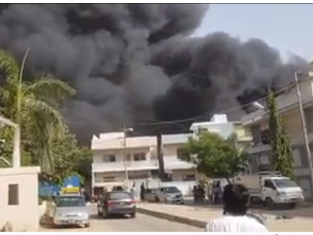 fire breaks out in karachi 039 s gulshan e iqbal neighbourhood express news screen grab