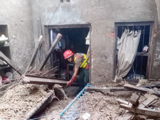 rescuers clear out the debris after a roof collapse in kala shah kaku photo express rescuers clear out the debris after a roof collapse in kala shah kaku photo express