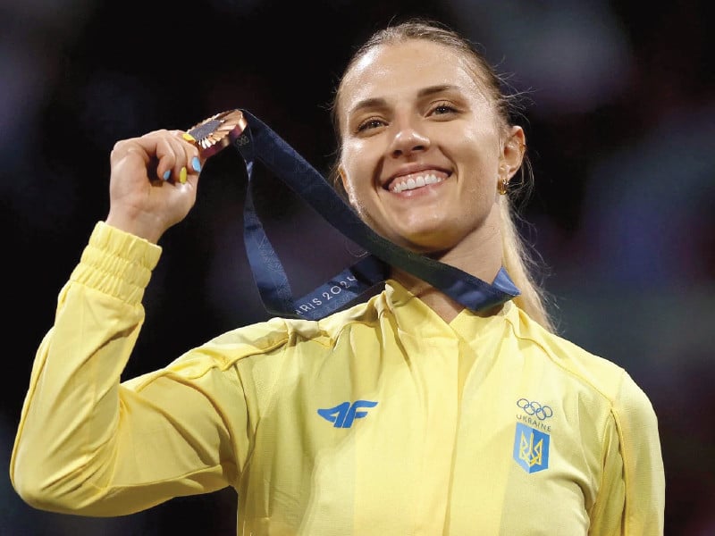 ukraine s olga kharlan displays her olympic fencing bronze medal photo afp