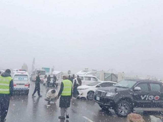 kaghan development authority officials assist tourists in batakundi balakot amid ongoing snowfall photo express kaghan development authority officials assist tourists in batakundi balakot amid ongoing snowfall photo express