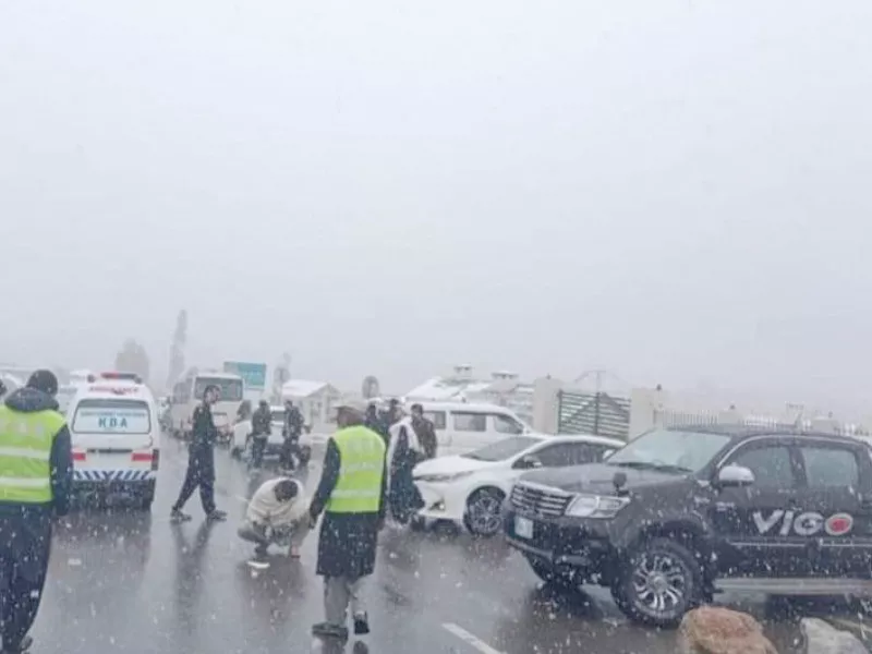 kaghan development authority officials assist tourists in batakundi balakot amid ongoing snowfall photo express kaghan development authority officials assist tourists in batakundi balakot amid ongoing snowfall photo express