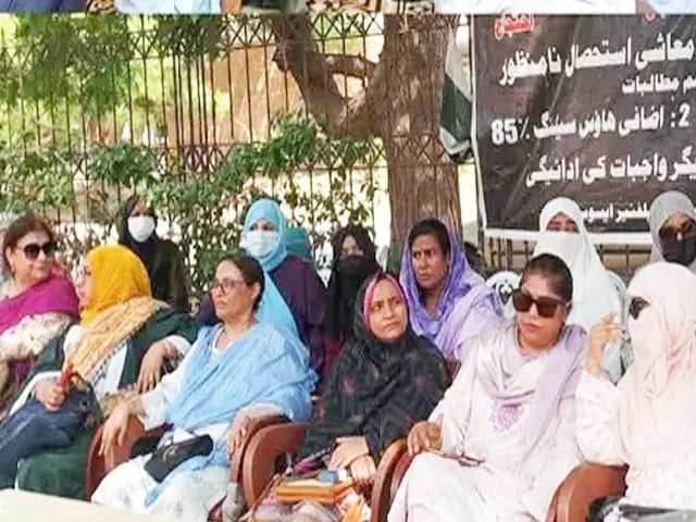 Parents urge CM to intervene as KU boycott enters second month