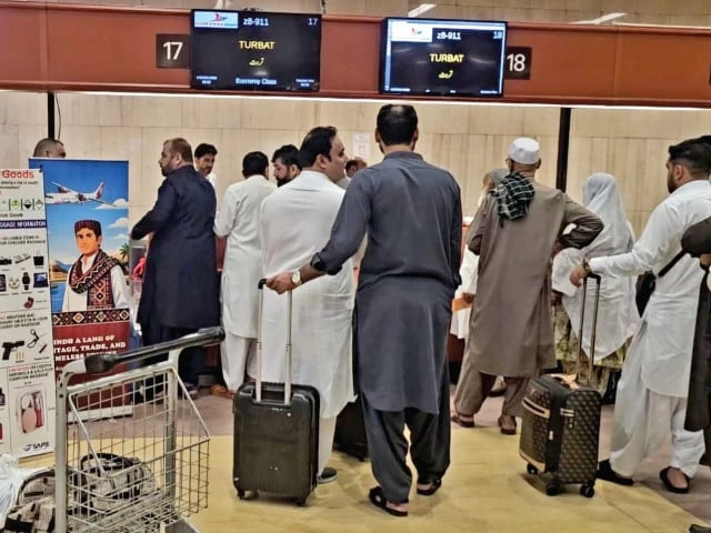 passengers queue at jinnah international airport in karachi to obtain boarding passes for the inaugural flight to turbat photo nni passengers queue at jinnah international airport in karachi to obtain boarding passes for the inaugural flight to turbat photo nni