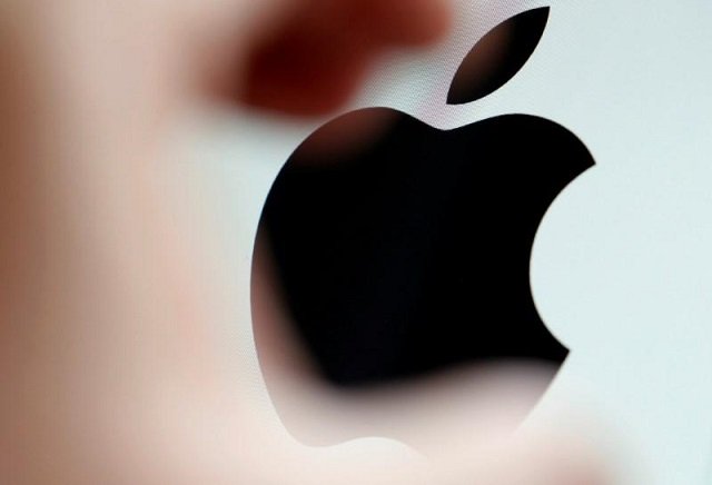 the apple logo is seen on a computer screen in this illustration photo taken in bordeaux france february 1 2017 photo reuters