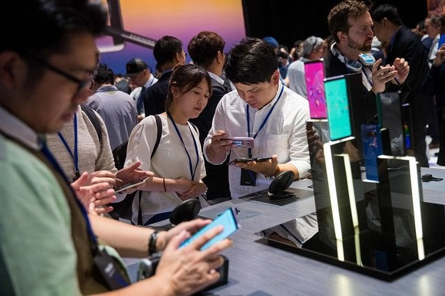 guests try out and examine the new samsung galaxy note8 smartphone during a launch event in new york city photo afp guests try out and examine the new samsung galaxy note8 smartphone during a launch event in new york city photo afp