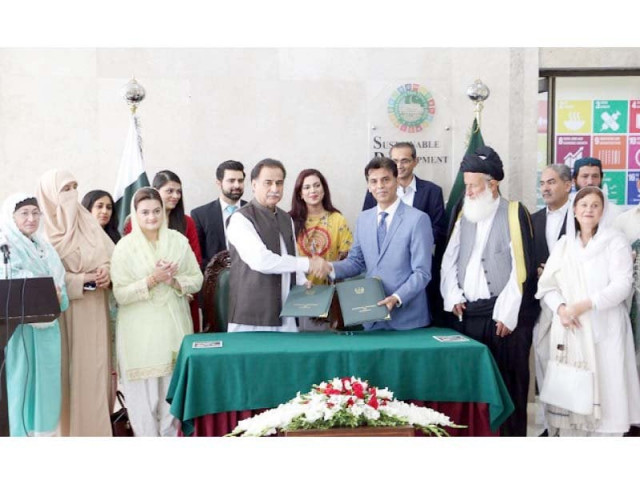 na speaker sardar ayaz sadiq and sdpi executive director dr abid qayum suleri after signing the agreement photo express na speaker sardar ayaz sadiq and sdpi executive director dr abid qayum suleri after signing the agreement photo express
