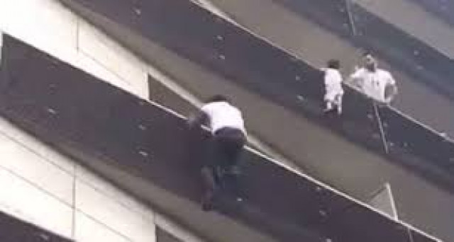 film of the rescue shows 22 year old gassama pulling himself up from balcony to balcony with bare hands photo courtesy screencrab
